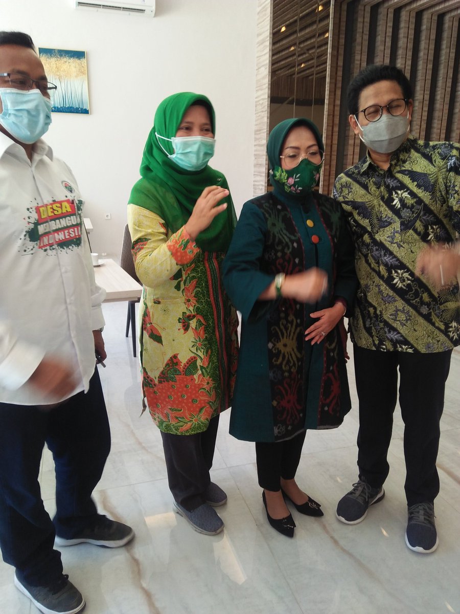 Alhamdulillah sempat foto Bareng Pak Mendes <a href="/halimiskandarnu/">ABDUL HALIM ISKANDAR</a> Beserta ibu...moga selamat sampe Lombok...Korprov NTB <a href="/Tauhid168999/">Tauhid R</a>