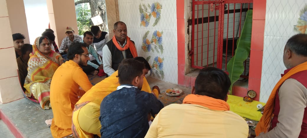 AjayKum_170's tweet photo. शंकर बूढ़े बाबा मंदिर जामो में अमेठी सांसद मंत्री आदरणीय स्मृति ईरानी दीदी जी के शीघ्र स्वस्थ होने एवं दीर्घायु होने के लिए हवन अनुष्ठान का आयोजन युवा मोर्चा भाजपा मंडल अध्यक्ष शिवम मिश्र ने किया  जिसमें विनायक तिवारी विनय ओझा जयदीप पांडेय विवेक तिवारी के साथ भाजपा जिला प्रतिनिधी https://t.co/AdJRXQ1bhI
