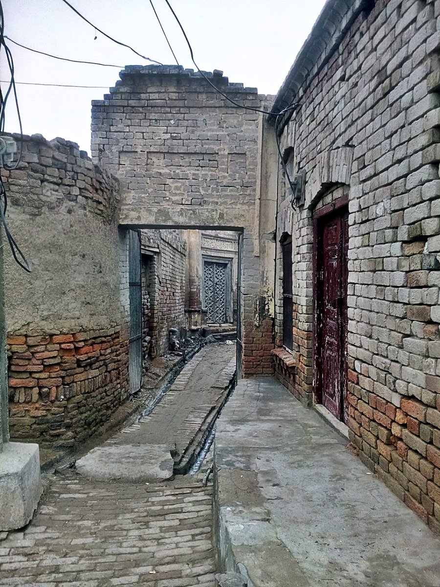 The Mosque & Temple of Malka HansHome of 'Waris Di Heer'___Aain e Akbari gives us a scanty detail of the area between Sutlej and Ravi that was called Nakka CountryHere a little north west of Pakpattan, Hans resided as simple zamindars
