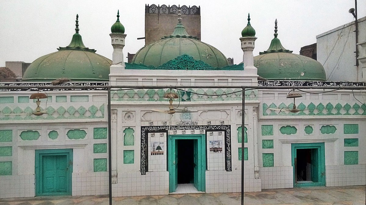 During the decline of the Mughal Empire, Hans became more of independent rulersIt was during this time, around mid 18th century CE, that Waris Shah, a great Punjabi poet is believed to have arrived in Malka Hans. A three domed mosque here is called Mosque of Waris Shah