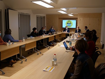 PaysBigoudenSud's tweet photo. [ #Confinement2 soutien &amp; relance] Philippe Mahé, Préfet du Finistère, sur le terrain. A la rencontre des commerçants, artisans et élus du Pays Bigouden Sud. Des échanges constructifs, proches du terrain. Des idées fortes, pragmatiques pour aider et accompagner l'économie locale. https://t.co/kGwyYNfbrm