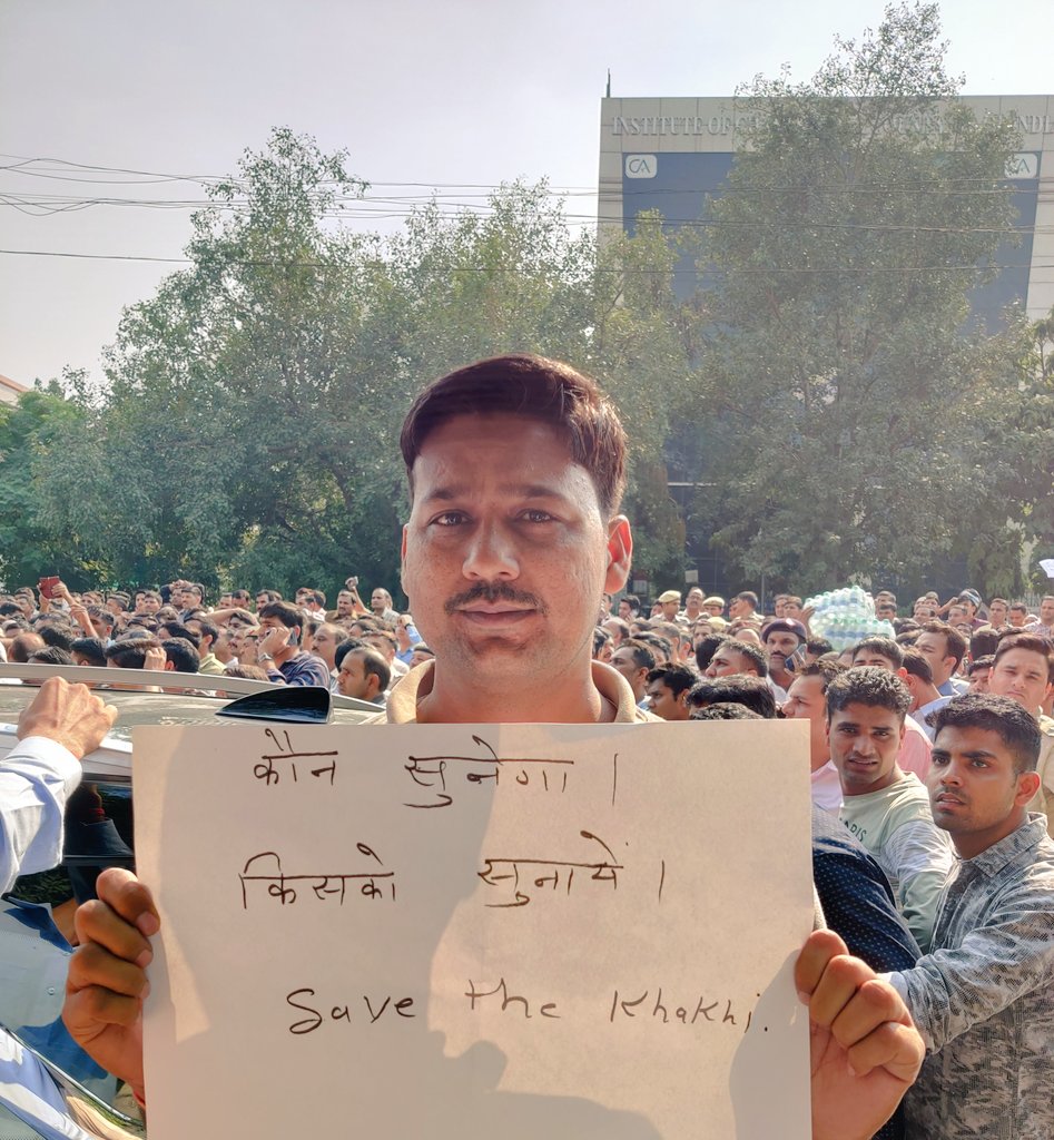 HemaniBhandari's tweet photo. Nov 5, 2019.
When thousands of @DelhiPolice officers across subordinate ranks united against top cop expecting action in the #TisHazari assault incident.
One of the most powerful protests I've witnessed so far which unfortunately resulted in nothing.
#ThisTimeThatYear https://t.co/4ZddZ9DsQO
