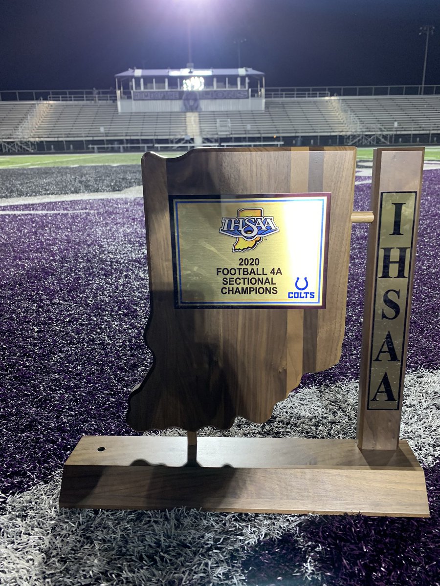 ENBarstool's tweet photo. Enjoy that little NE8 trophy. We like these a lot more! @LeoLionFB1 @LeoLionFootball @BarstoolLeo https://t.co/epdbljLY2X