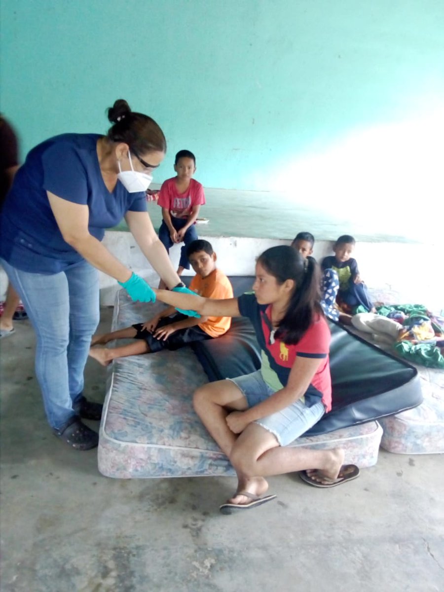 Acea551's tweet photo. BMC Izabal Guatemala apoyando junto al equipo de salud guatemalteco a las personas evacuadas. “Practicamos nuestra solidaridad con hechos, no con bellas palabras” #CubaSolidaria#Cubaessalud https://t.co/HuutCPHIOI