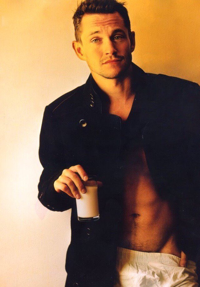 i don’t even like when he has short hair but i don’t think i need to explain why i love this one. mornings with your train wreck of a boyfriend vibes.