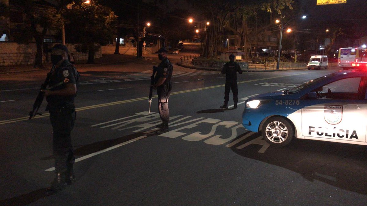 PMERJ's tweet photo. #FinaldaNoite
#ComeçandoUmNovoDia  

 Nossos vocacionados #Guerreiros, em mais uma noite de trabalho intenso nas ruas do #Rio. Desta vez na Avenida Dom Hélder Câmara - no bairro Maria da Graça. Colabore com as ações da #PMERJ.

#MuitoMaisQueServireProteger https://t.co/Y6Kiq33EbV