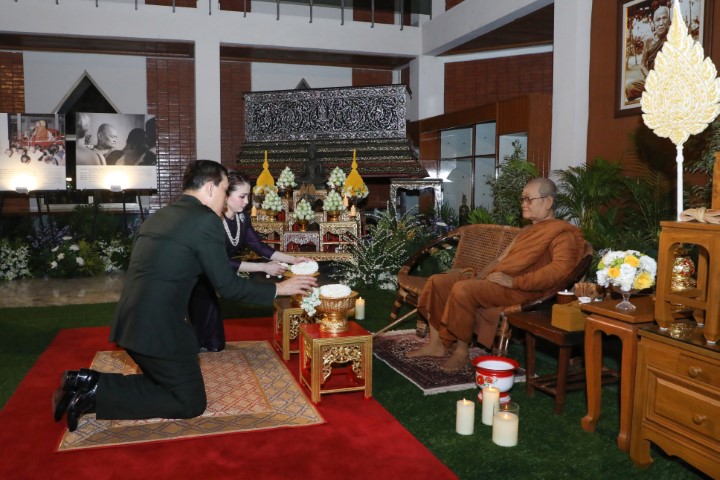 atipong_b's tweet photo. รักชาติ ... จึงอยากมีส่วนร่วม ไม่อยากมีรัฐบาลทหาร รักศาสนา ... จึงอยากได้มาด้วยคนที่เกรงกลัวต่อบาป ไม่ใช่ เอากฏ���มายมาบังหน้า รักพระมหากษัตริย์ ... จึงไม่ยอมให้ใครเอาสถาบันมาปกป้องผลประโยชน์ตัวเอง หยุดคุกคามประชาชน #เราจะเดินไปด้วยกันด้วยความรัก https://t.co/BbbBarLbUI