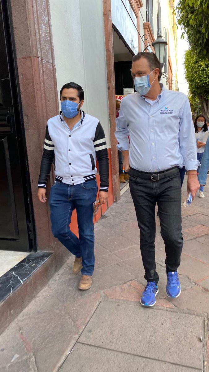 makugo's tweet photo. Saber que los jóvenes están trabajando por mejorar nuestro estado, me llena de esperanza. Acompañé a mi amigo @agusdorantes a recorrer las calles de Querétaro, estamos convencidos que apoyando a los comercios vamos a reactivar la economía. #ReactivemosJuntos #Agus2Informe https://t.co/j7LG47UBI0