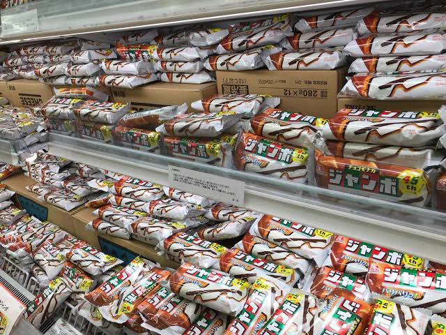 とあるスーパーの鮮魚コーナーが？全てチョコモナカジャンボという奇妙な光景…。