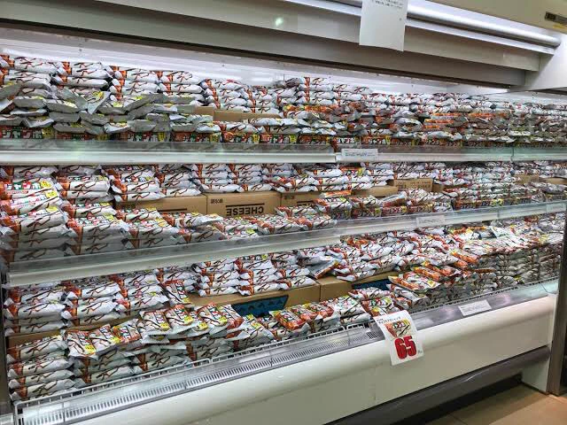 とあるスーパーの鮮魚コーナーが？全てチョコモナカジャンボという奇妙な光景…。