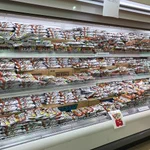 とあるスーパーの鮮魚コーナーが？全てチョコモナカジャンボという奇妙な光景…。