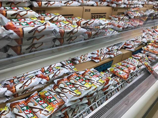とあるスーパーの鮮魚コーナーが？全てチョコモナカジャンボという奇妙な光景…。