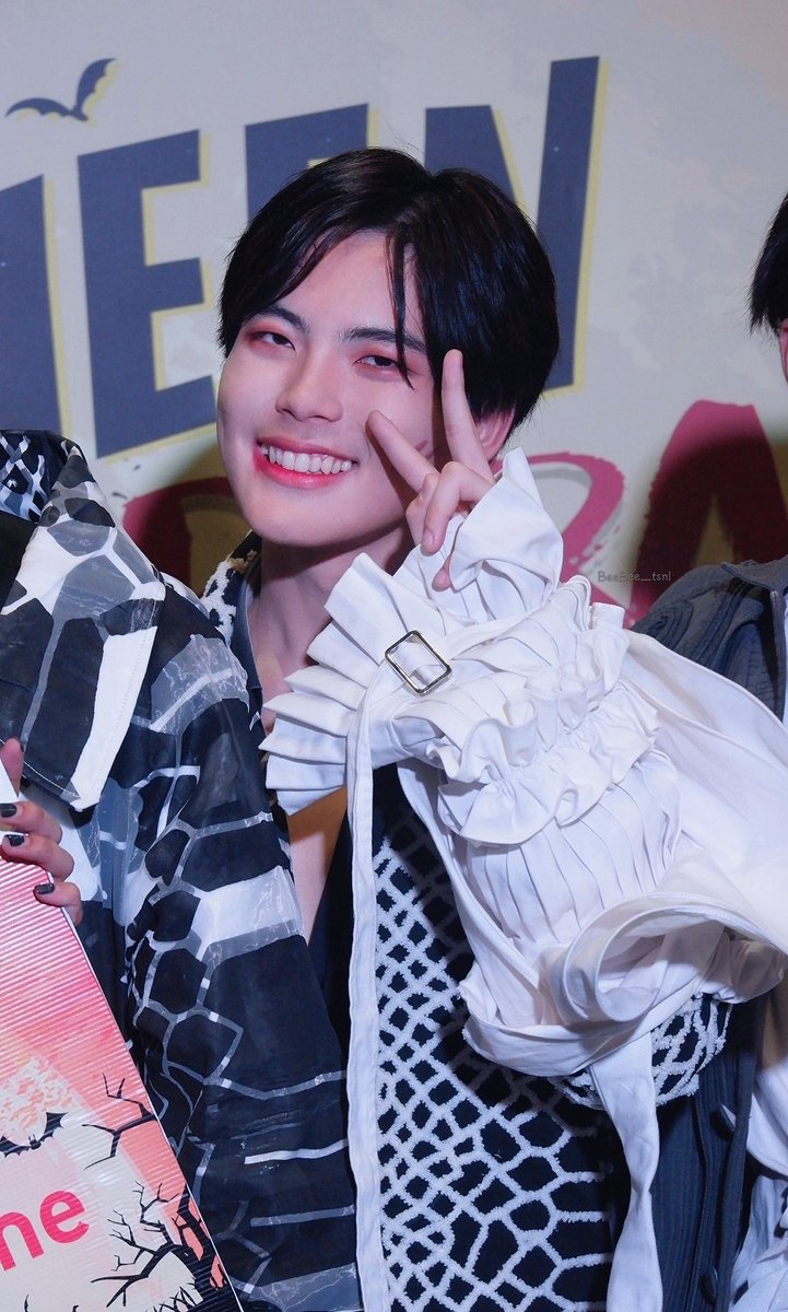 BeeBee_tsnl's tweet photo. Halloween

#U_nique
#big_unique
#idolexchange
@Focacci31393120

#เด็กดื้อที่แปลว่าน่ารัก
[ 201031 ] MBKcenter https://t.co/1lMGiR400z