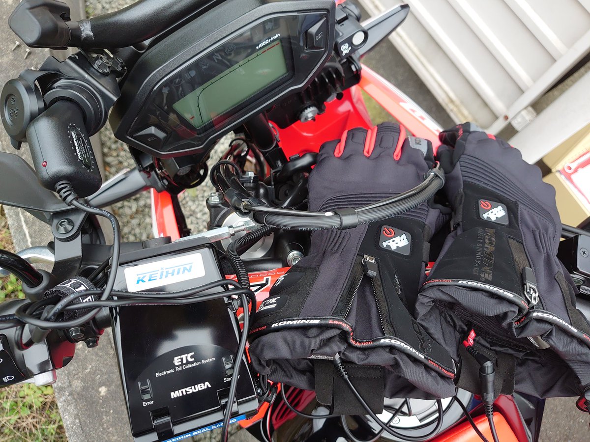 moto_zer's tweet photo. ラリーに純正シガーソケット付けてみました😁
電熱グローブも買ったので最高です！ https://t.co/DTDNUQauJg