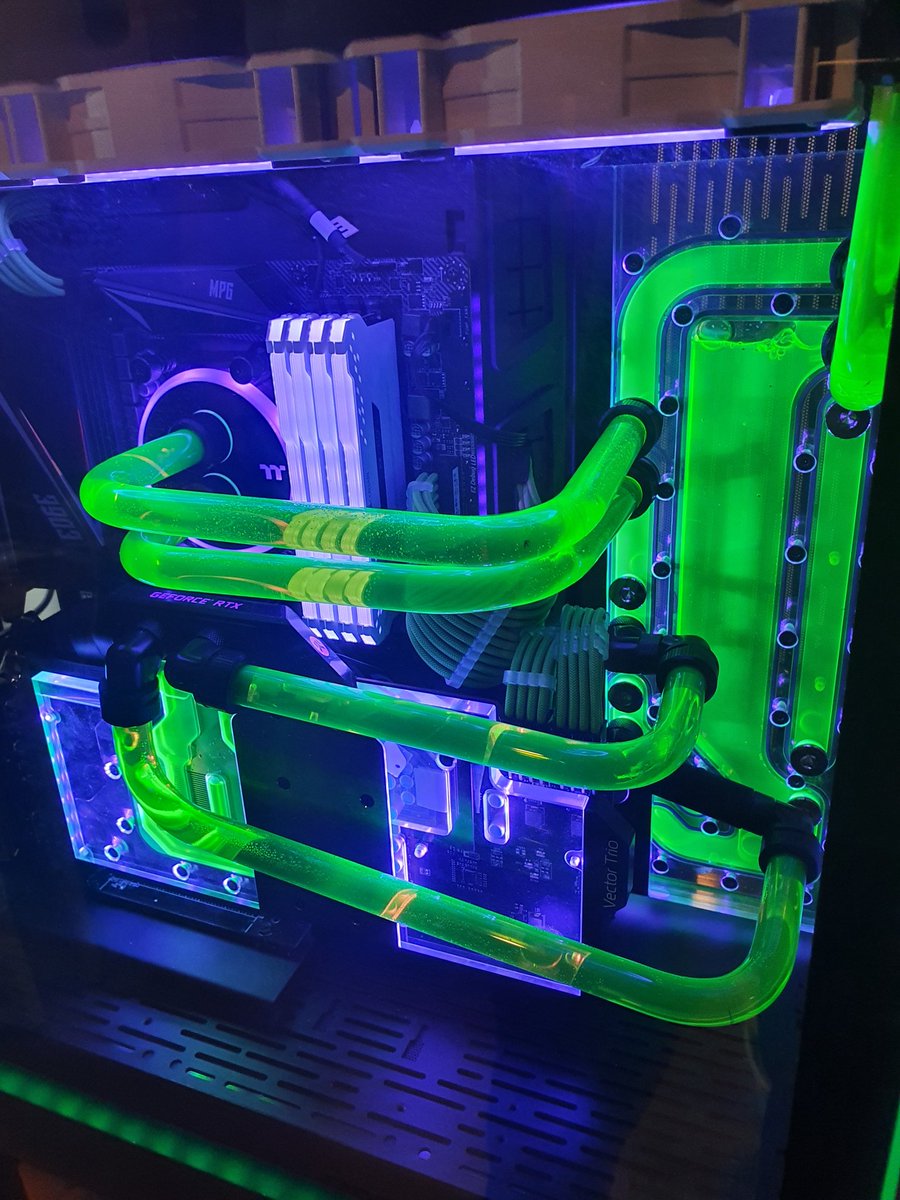 Kaspercit0's tweet photo. Por culpa de una actualización de bios desde el programa de MSI ( NO ACTUALICEIS DESDE LIVE UPDATE), me tocó desmontar mi torre. Ya que tal he aprovechado y he cambiado la distribucíon con un distro plate. 10h de curro.
NO 
ME 
ARREPIENTO 
DE
ELLO. https://t.co/3il9bVSu7E