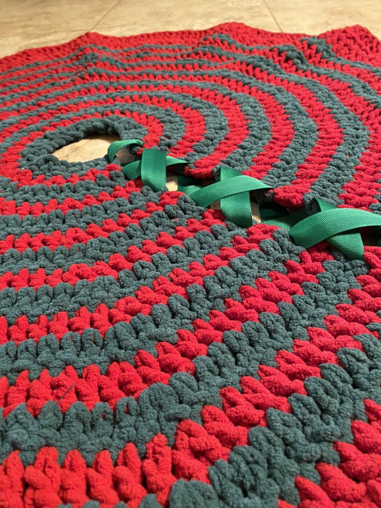 logann_alyssa's tweet photo. Hi! I love to crochet &amp; I’m trying to grow my super small business. 
Follow my craft page on Instagram @ _loganoriginals!
I’m taking orders for beanies and tree skirts at the moment &amp; I am always open to new ideas! 
Please retweet to help my small business💕 https://t.co/yH5dk8a6zL