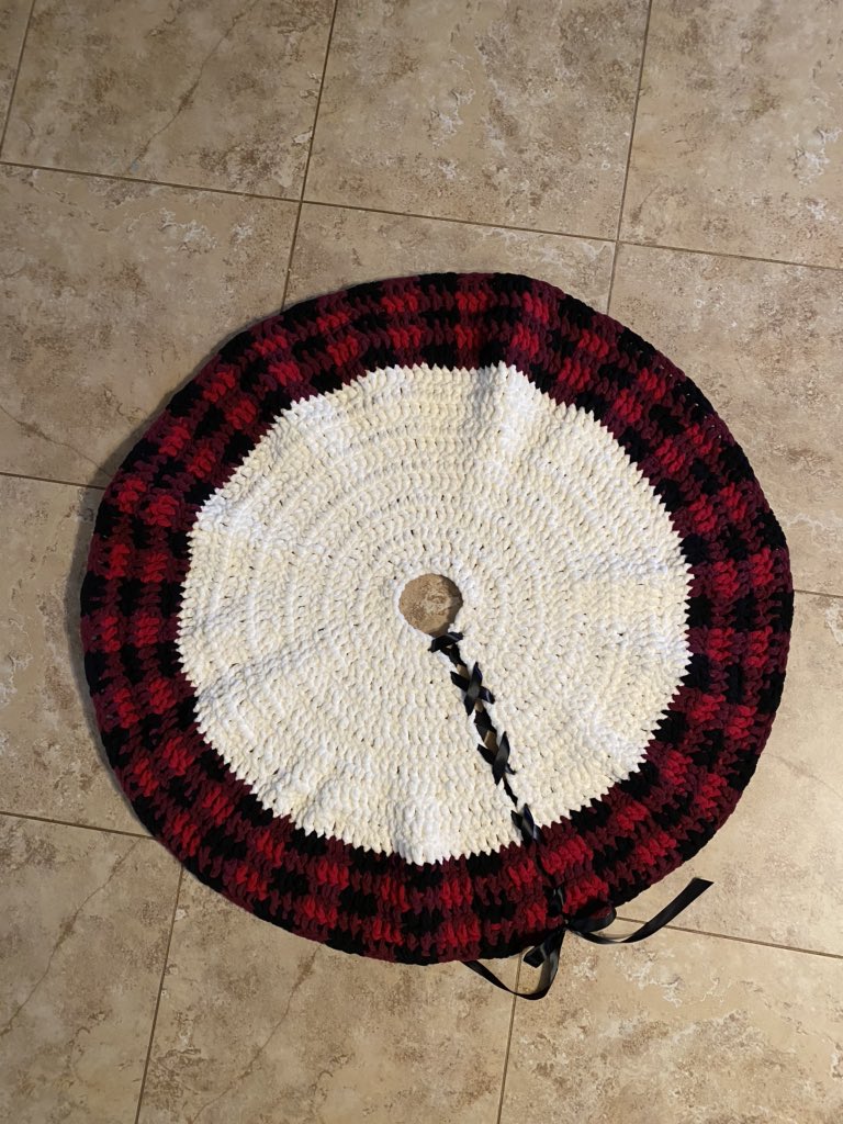 logann_alyssa's tweet photo. Hi! I love to crochet &amp; I’m trying to grow my super small business. 
Follow my craft page on Instagram @ _loganoriginals!
I’m taking orders for beanies and tree skirts at the moment &amp; I am always open to new ideas! 
Please retweet to help my small business💕 https://t.co/yH5dk8a6zL