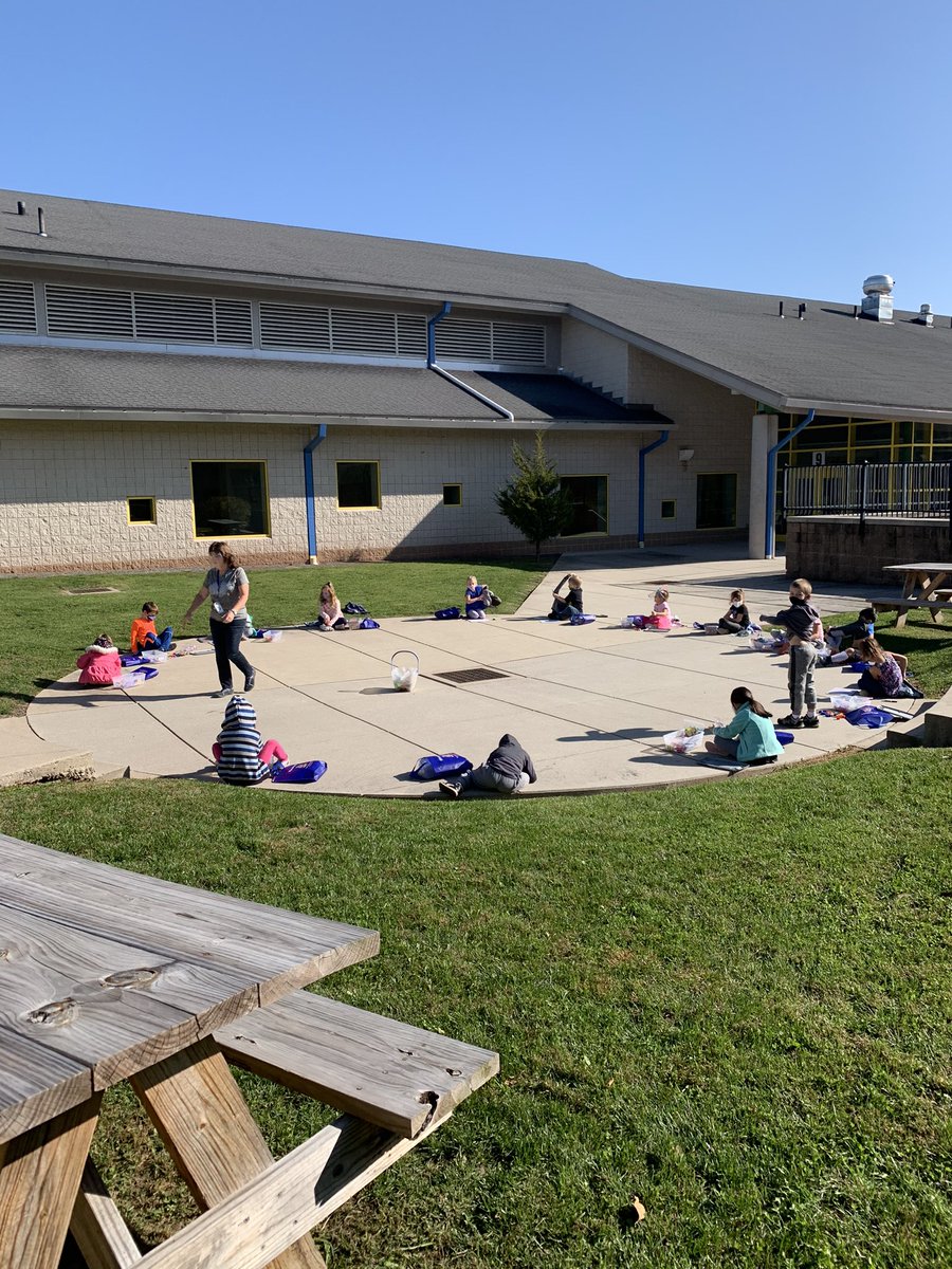 MrsOwensDB's tweet photo. Full day kindergarteners using manipulatives while waiting to plant their bulbs in their garden! #DBAPC https://t.co/GqqjD2tM1a