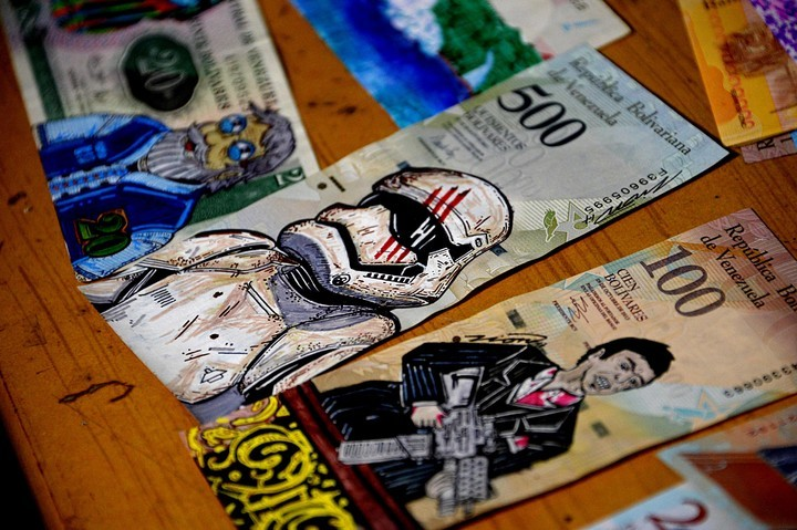 JuanBacaro's tweet photo. ¿Cómo se llama el chico venezolano que rediseñaba hand-made los billetes (bolívares), creo que usando marcadores y/o creyones y así denunciaba la megadevaluación que sufría Venezuela? ¡Y le quedaban buenísimos!

Me parece que tenía Ig o una cuenta aquí.
Twitter, haz tu magia. RT. https://t.co/BEN8Tc5Ock