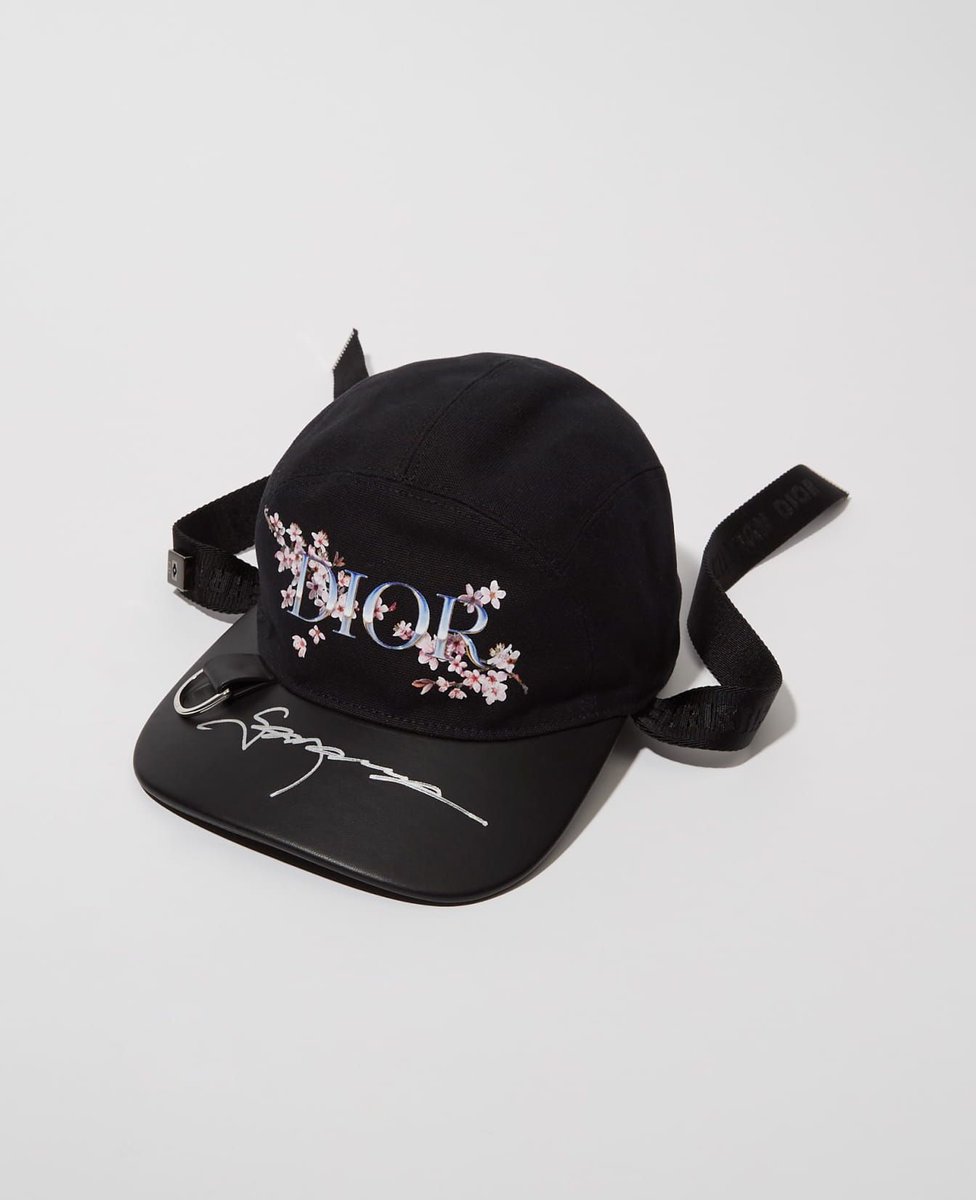 voguejp's tweet photo. 村上隆のこけし、DIOR×空山基コラボアイテムなど、レアなグッズが多数出品!チャリティオークションは11/8 23:59まで。 #FNOJP #VogueFNIでオンラインショッピング
https://t.co/tqCdLatUpB https://t.co/dcNNCxxgsN