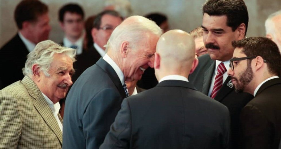 skyler_ve1's tweet photo. Para los que siguen diciendo que Biden no es comunista. Lo cierto es que nunca verás a Trump en una foto como esta.
#Elecciones2020 #ElectionResults2020 #USAelection2020 #Trump #Biden #comunismo #izquierda https://t.co/9iuyo0z9tH