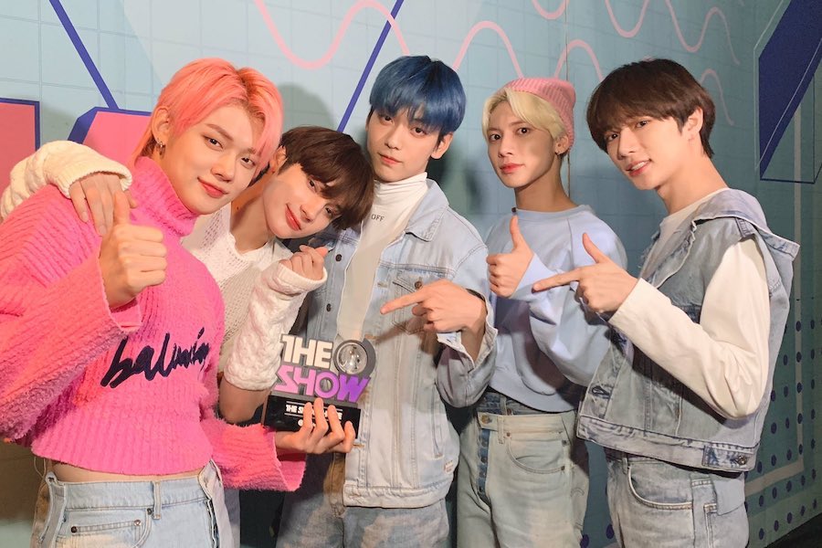 FreshGboyD's tweet photo. • TXT เข้าร่วมรายการ Comeback Show Mu:Talk Live [11/2]
• TXT เเสดงรายการ The Show และชนะถ้วยที่ 1 #BlueHour1stwin [11/3]
• TXT แสดงรายการ Show Champion 🔗https://t.co/jKskXlYhHE [11/4]
• TXT แสดงรายการ Mcountdown 🔗https://t.co/EvklxZnOEi [11/5] https://t.co/7tlaj2zyBo