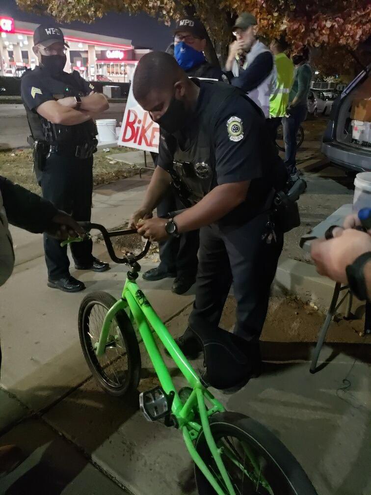 WichitaPolice's tweet photo. Tonight, Bike, Walk Wichita and the Broadway Corridor Team teamed up to give away free bike lights. Several lights were given to cyclists without front lights. #WPDCARES #ictproud https://t.co/E1xUYoxAwS