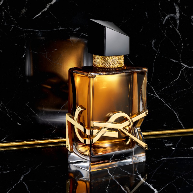 YSLBeautyJP's tweet photo. カサンドラロゴが大胆に打ち付けられた、アイコニックなボトルデザイン。
コニャックのようなディープなカラーから生まれる香りに酔いしれて。
#LIBREINTENSE #リブレアンタンス
#LIBRE #リブレ