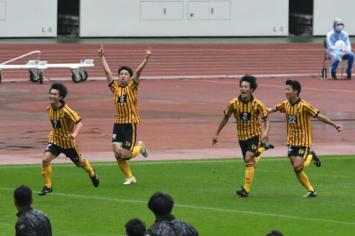 BYEON_SYACHO's tweet photo. 第99回全国高校サッカー選手権大会
静岡大会 準決勝 第1試合

東海大翔洋vs浜松開誠館

翔洋が3-1の逆転勝利！
さあ全国の切符まで、あと1つ。 https://t.co/UmeZFnQCpc