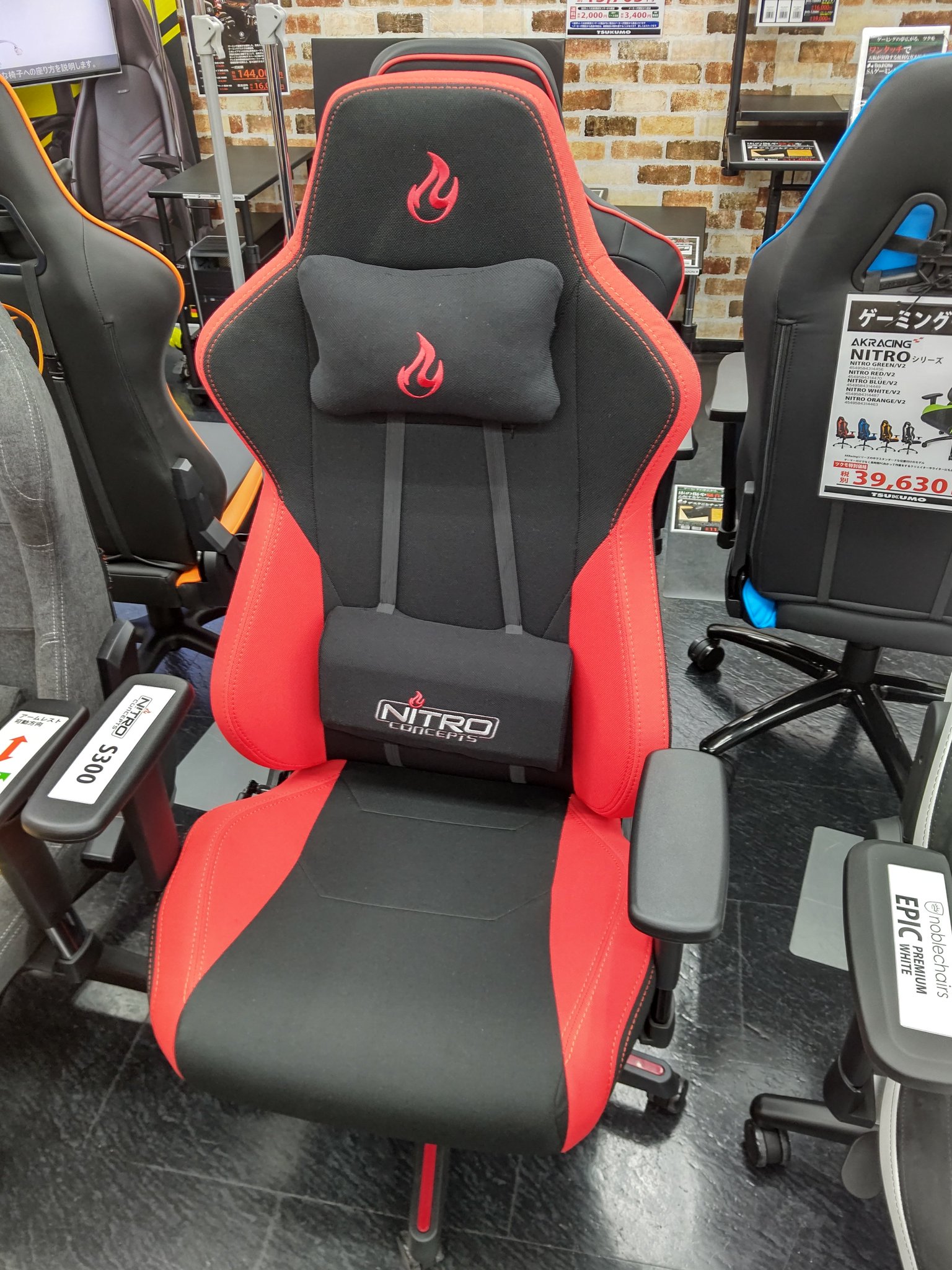 ツクモパソコン本店 本店 2f ゲーミングチェア カラーバリエーションの多いことで有名なnitro Concepts S300 ブラック レッド ブルー グリーンに加えてホワイト イエロー オレンジ パープルの取り扱いも始めました Nitro Concepts S300各色