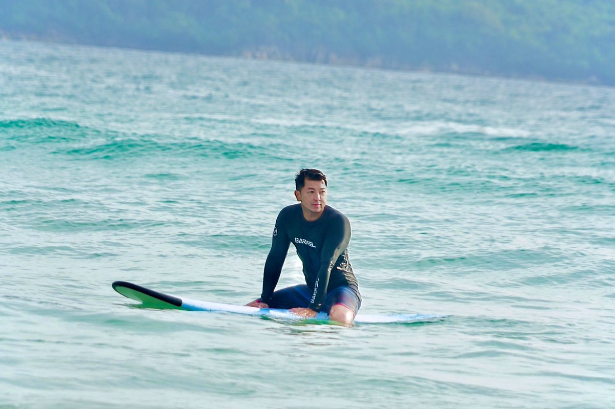 kkgourmetnista's tweet photo. #รีวิวภูเก็ต 🏄🏾‍♂️ Surfing School บนหาดกะตะ • One More Wave 🌊• คุณครูโอลีฟสอนดีมาก เทคนิคแพรวพราว เหมาะกับสกิลนร.แต่ละคน เพื่อนเราว่ายน้ำไม่เป็น มาเสิร์ฟครั้งแรกยังสนุกติดใจ ใครพักแถบหาดกะตะ กะรน รับส่งฟรีอีกด้วย! ทางรร.เค้ามี Surf Camp แบบหลายวันเจาะลึกอยากมาอีกจัง! #kkinphuket https://t.co/dNiYU8HIBH