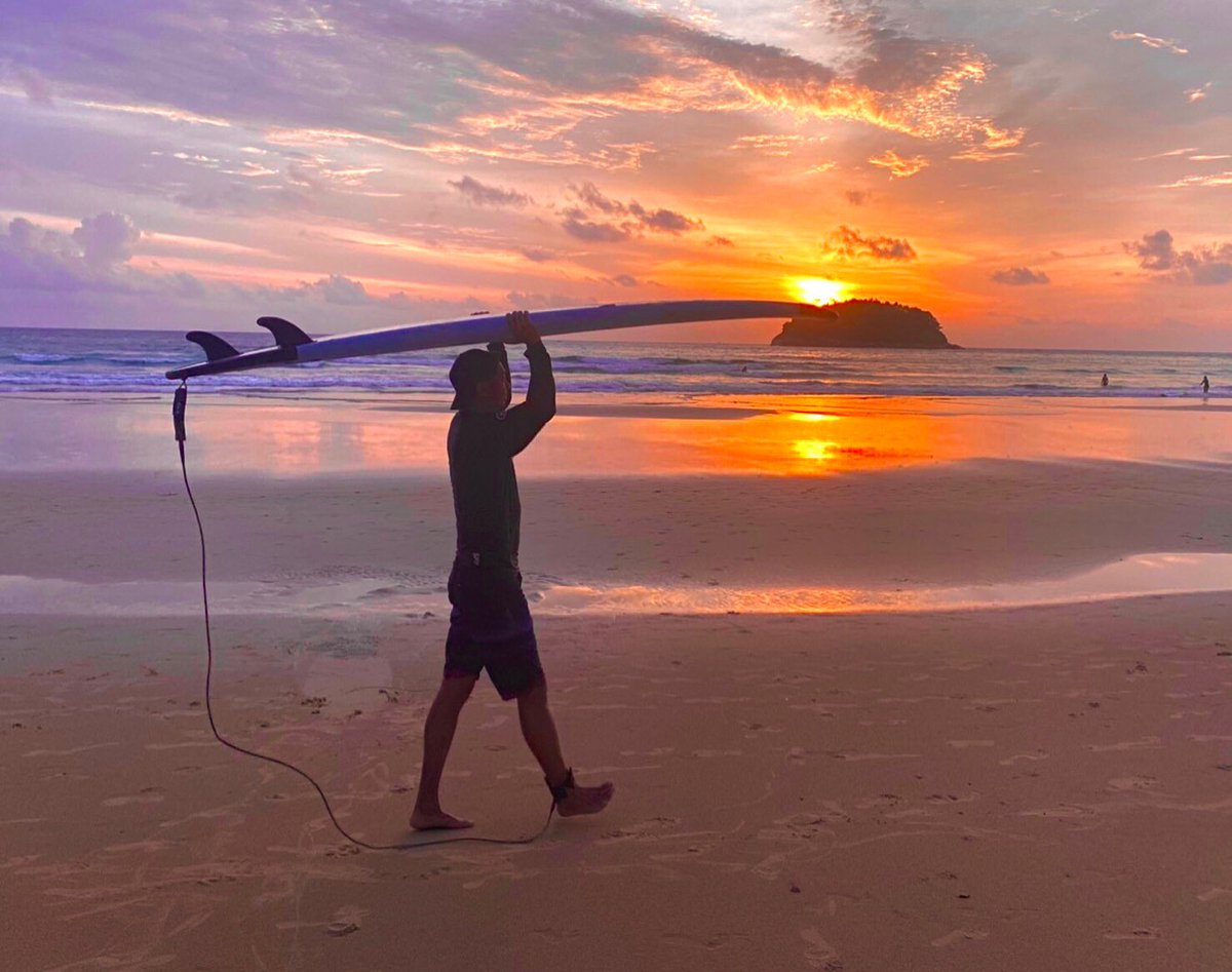kkgourmetnista's tweet photo. #รีวิวภูเก็ต 🏄🏾‍♂️ Surfing School บนหาดกะตะ • One More Wave 🌊• คุณครูโอลีฟสอนดีมาก เทคนิคแพรวพราว เหมาะกับสกิลนร.แต่ละคน เพื่อนเราว่ายน้ำไม่เป็น มาเสิร์ฟครั้งแรกยังสนุกติดใจ ใครพักแถบหาดกะตะ กะรน รับส่งฟรีอีกด้วย! ทางรร.เค้ามี Surf Camp แบบหลายวันเจาะลึกอยากมาอีกจัง! #kkinphuket https://t.co/dNiYU8HIBH