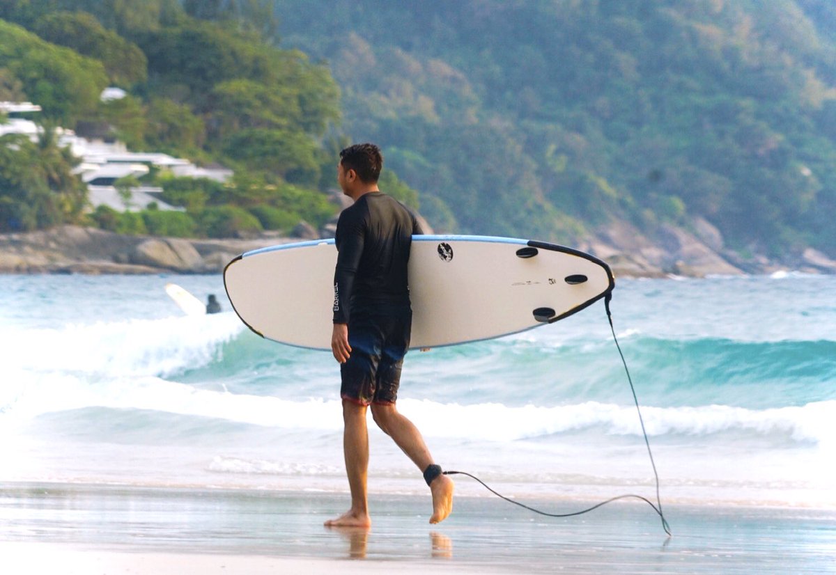 kkgourmetnista's tweet photo. #รีวิวภูเก็ต 🏄🏾‍♂️ Surfing School บนหาดกะตะ • One More Wave 🌊• คุณครูโอลีฟสอนดีมาก เทคนิคแพรวพราว เหมาะกับสกิลนร.แต่ละคน เพื่อนเราว่ายน้ำไม่เป็น มาเสิร์ฟครั้งแรกยังสนุกติดใจ ใครพักแถบหาดกะตะ กะรน รับส่งฟรีอีกด้วย! ทางรร.เค้ามี Surf Camp แบบหลายวันเจาะลึกอยากมาอีกจัง! #kkinphuket https://t.co/dNiYU8HIBH