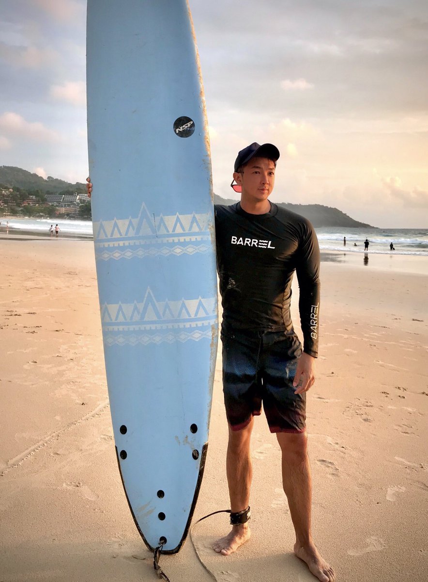 kkgourmetnista's tweet photo. #รีวิวภูเก็ต 🏄🏾‍♂️ Surfing School บนหาดกะตะ • One More Wave 🌊• คุณครูโอลีฟสอนดีมาก เทคนิคแพรวพราว เหมาะกับสกิลนร.แต่ละคน เพื่อนเราว่ายน้ำไม่เป็น มาเสิร์ฟครั้งแรกยังสนุกติดใจ ใครพักแถบหาดกะตะ กะรน รับส่งฟรีอีกด้วย! ทางรร.เค้ามี Surf Camp แบบหลายวันเจาะลึกอยากมาอีกจัง! #kkinphuket https://t.co/dNiYU8HIBH