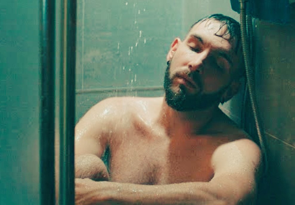 Y es que comparto ese pensamiento,
Si la esperanza dicen todos que es lo último que se pierde,
¿Qué me queda en este momento?
Quién te salva a ti cuando luchas por salvar a quién no quiere ser salvado,
Dime, ¿quién te salvará de la oscuridad en tu mente,
Quién me Salvará de mi.