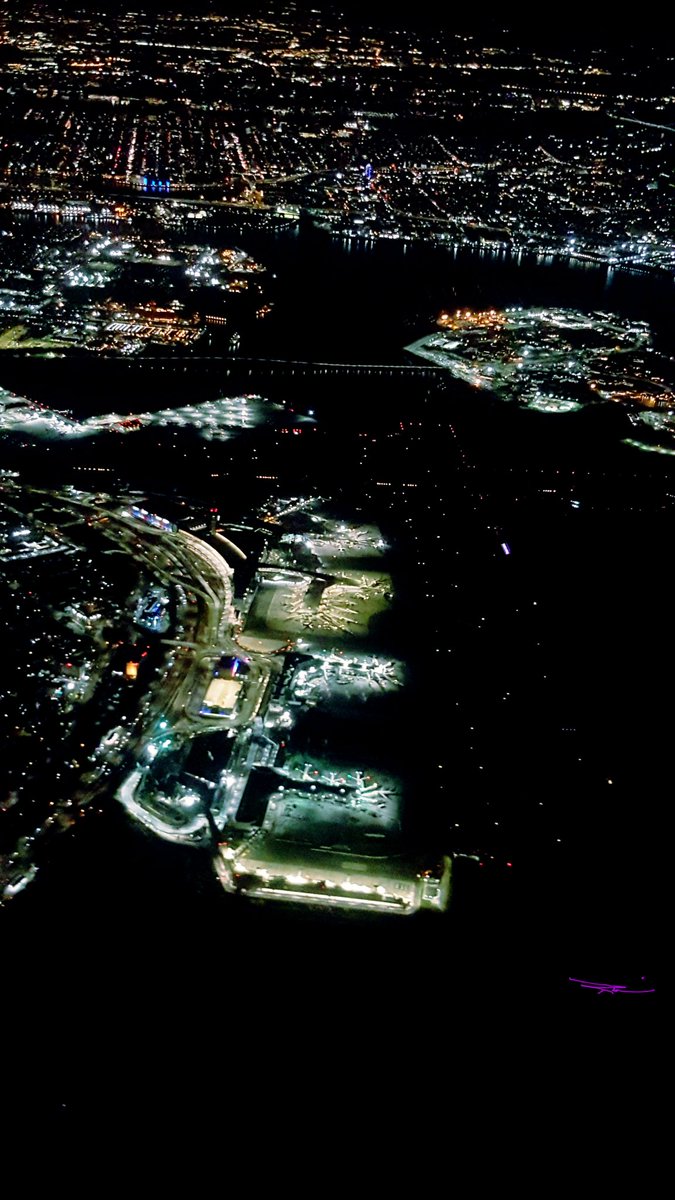 BrickCityPilot's tweet photo. Just serving up a little NYC on the approach into LGA 🗽 #Flight #FlightAttendant #FlightAttendantLife #CabinCrew #CabinCrewLife #Aviation #AACrew #ABCCrew #GayTravel #LGBTQTRAVELERS #LetsFly #FlyAAJets #American #AmericanAirlines #NYC #LGA #LaguardiaAirport https://t.co/OD978G9Buy