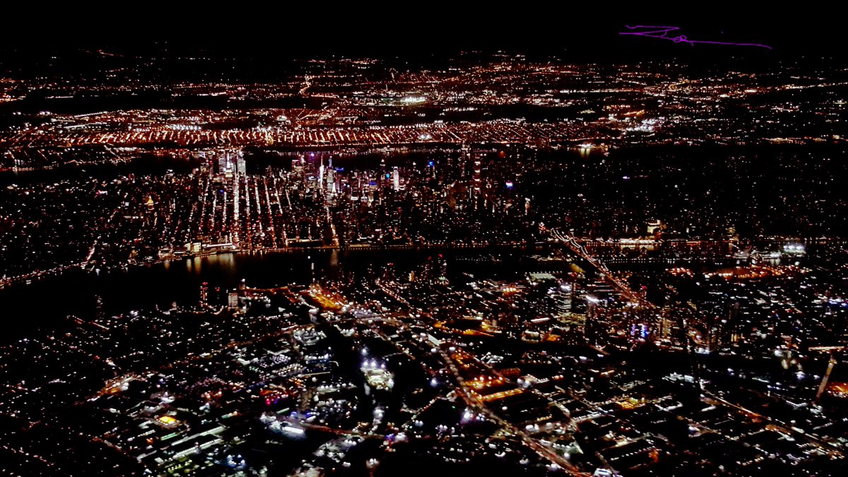 BrickCityPilot's tweet photo. Just serving up a little NYC on the approach into LGA 🗽 #Flight #FlightAttendant #FlightAttendantLife #CabinCrew #CabinCrewLife #Aviation #AACrew #ABCCrew #GayTravel #LGBTQTRAVELERS #LetsFly #FlyAAJets #American #AmericanAirlines #NYC #LGA #LaguardiaAirport https://t.co/OD978G9Buy