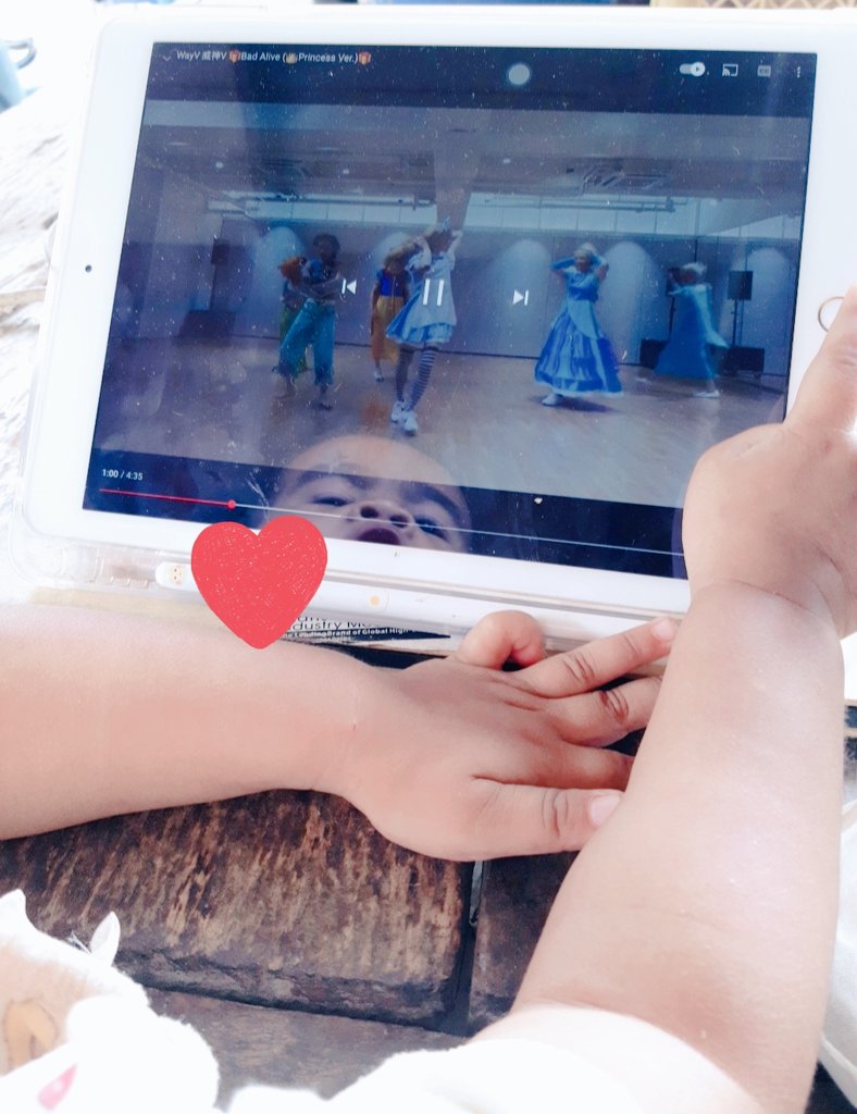 EXOChenFc1's tweet photo. แกคือหลานชั้นนั่งดูตูนอยู่แล้วสักพักนางก็ร้องบอกกลัวๆ แม่ง อิน้าก็รี��วิ่งไปดูสรุปนางเปิด 
เพลงของเวย์วี่vs.เจ้าหญิง 555 555อิห่าหลานกุแหกปากร้องกลัวๆฮือ https://t.co/DBBMoDnp1f