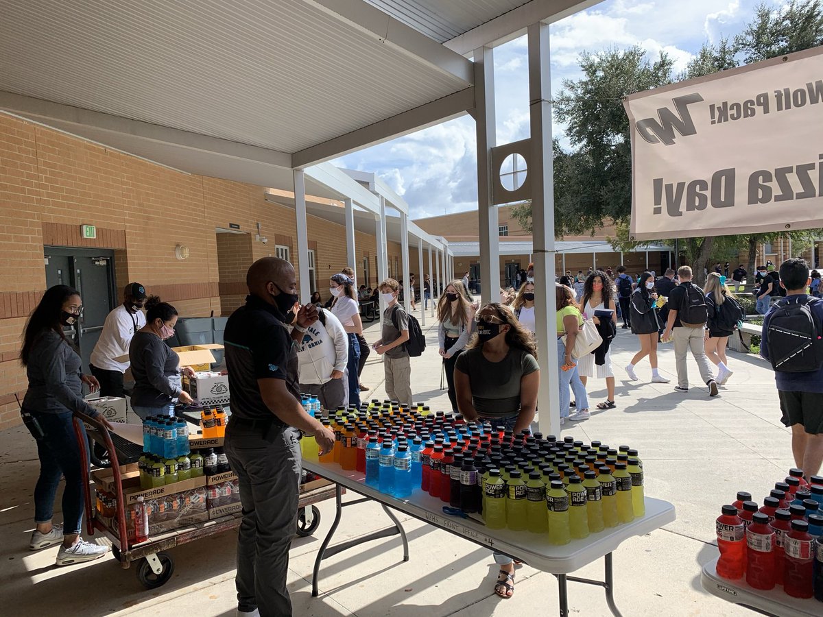WestPortHigh's tweet image. We celebrated our A and A/B Honor Students today with subs and Powerades. Those students with Straight A’s also received a bag of chips. #thinkingdifferent #covidtookourpizza