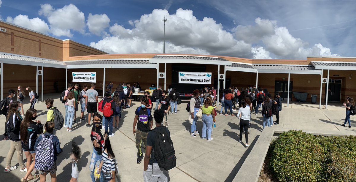 WestPortHigh's tweet image. We celebrated our A and A/B Honor Students today with subs and Powerades. Those students with Straight A’s also received a bag of chips. #thinkingdifferent #covidtookourpizza