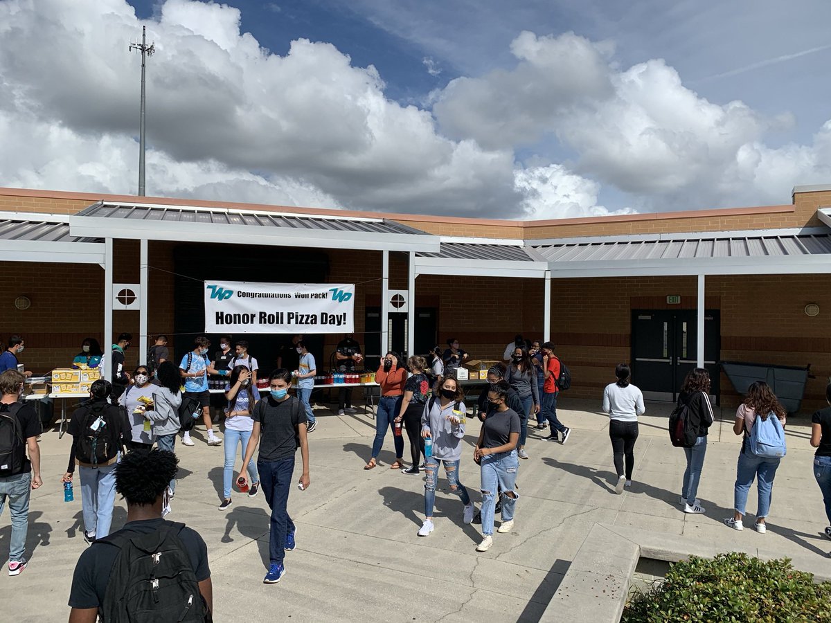 WestPortHigh's tweet image. We celebrated our A and A/B Honor Students today with subs and Powerades. Those students with Straight A’s also received a bag of chips. #thinkingdifferent #covidtookourpizza