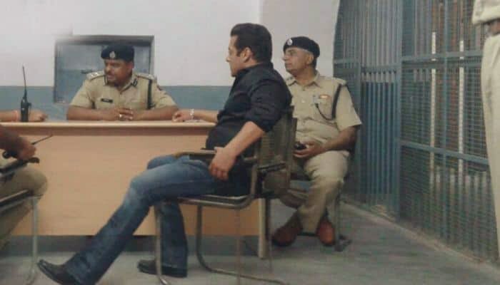 ApurvaU21's tweet photo. You see the difference?

#ArnabLifeUnderThreat 

@republic @Republic_Bharat @pradip103 @ZeeNews @indiatvnews https://t.co/nnEjeBL7eA