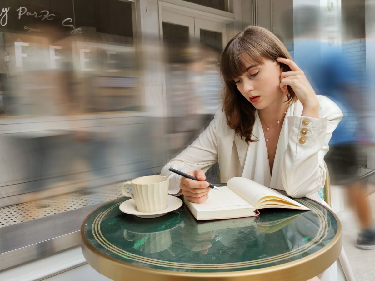 Xiaomi's tweet image. Long exposure mode on #Mi10TPro allows you to create artistic images by blurring out movement, without the pain of pro mode settings. Just tap on the 'moving crowd' option under long exposure. 📸 #PowerYourCreativity