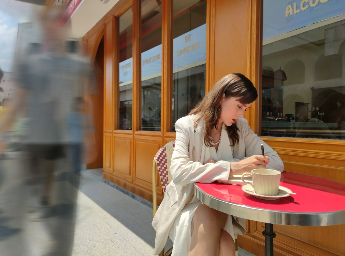 Xiaomi's tweet image. Long exposure mode on #Mi10TPro allows you to create artistic images by blurring out movement, without the pain of pro mode settings. Just tap on the 'moving crowd' option under long exposure. 📸 #PowerYourCreativity