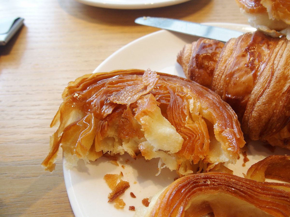 GINGUN7's tweet image. ทำไมรู้สึกชอบมากกว่าครัวซองต์ -.,+ กลิ่นเนยกับคาราเมลหอมมาก ตอนกัดนี่คือกลิ่นนำมาเลย อร่อยจริง อุแง ชิ้นละ 100 บาท แบบที่ใส่พิสตาชิโอมาด้วยก็น่ากินเหมือนกัน