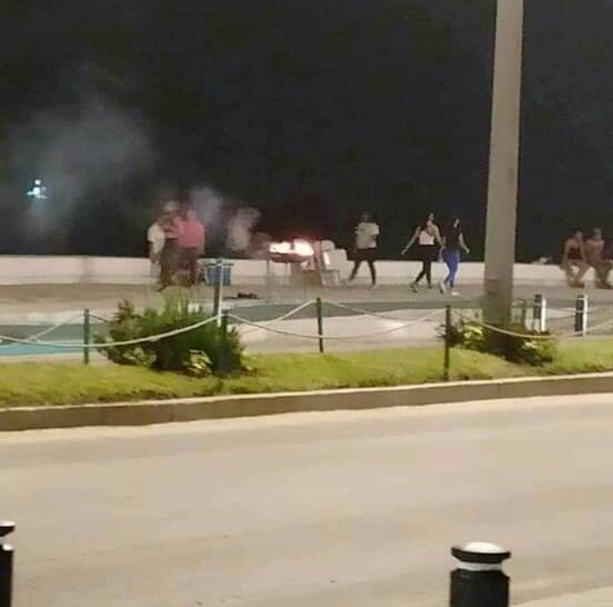 Cheilona's tweet photo. #NoPuedoConEsto 😫
Una familia de turistas sacó su brasero en pleno #Malecón de Mazatlán, así frente al mar cenaron su carnita asada...

Ya luego los retiraron. 😂

Foto: Acertijos desde #Sinaloa https://t.co/z0AuJYjDN7