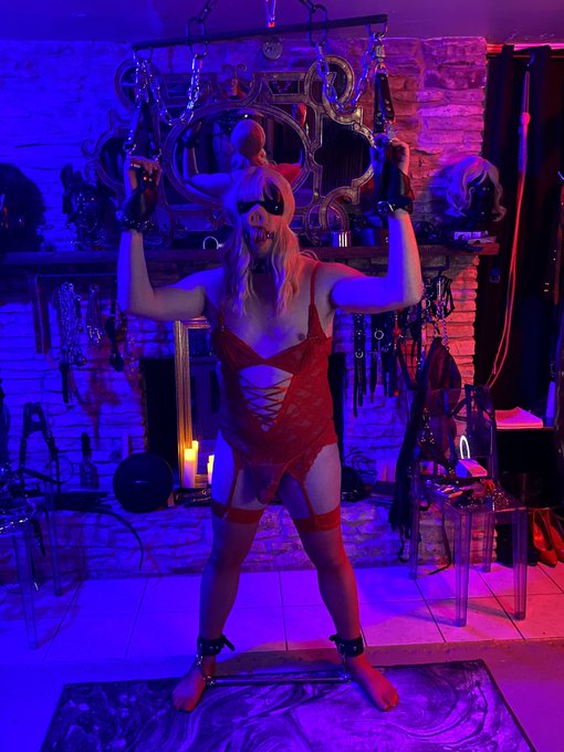 Y&rsquo;all, look at this slutty bimbo pig 😂 https://t.co/PsrESodWQf