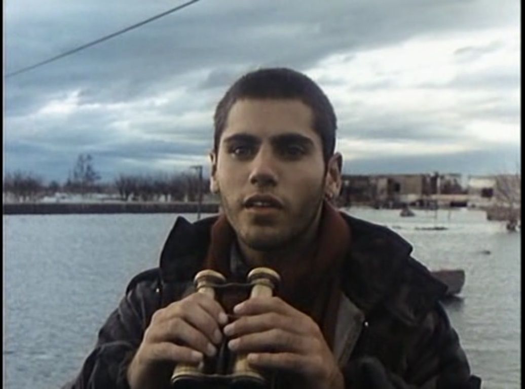 Murió Pino Solanas asi que creo oportuno recomendar "El Viaje" (1992) una película Argentina SURREALISTA que juega con paisajes naturales para lograr un realismo mágico que hace unica esta cinta. Un pibe de Ushuaia recorre latinoamerica buscando a su padre, pero descubre...
