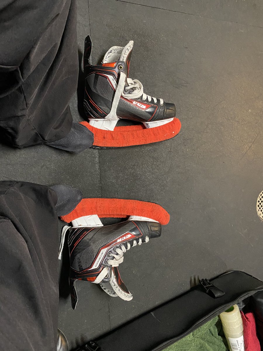 Goalielisten's tweet photo. Exciting Friday night! 😉😎It’s #skatingtime at the Q center Victoria. Officiating a @BCHockey_Source game! #fitness #StaySafeStayHealthy Vendredi soir qui est vraiment excitent! C’est le temps de #patinee au centre Q Victoria.Arbitrer du hockey! #resterensécuritéresterensante https://t.co/aAFT3O4u6T