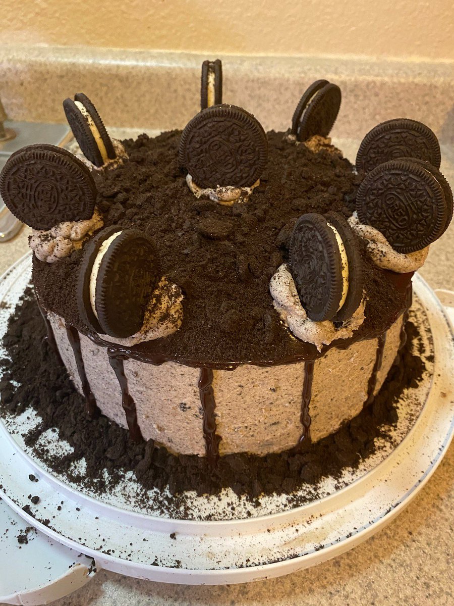 SerpaSalley's tweet photo. Look at this wonderful cake made by @lisa6048 and @derek6048  #OreoCake #Birthday #Yummy #ThatsABombCake #Talent #Love https://t.co/Pzn5rtIo9z